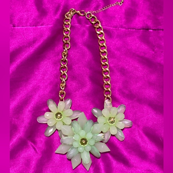 Mint statement necklace. - Picture 6 of 9